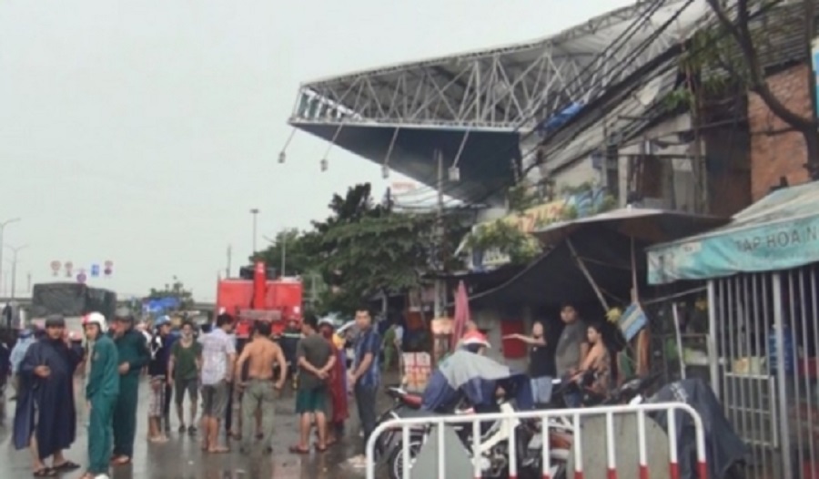 TP.HCM: Biển quảng cáo đổ sập sau cơn mưa khiến 2 người thương vong