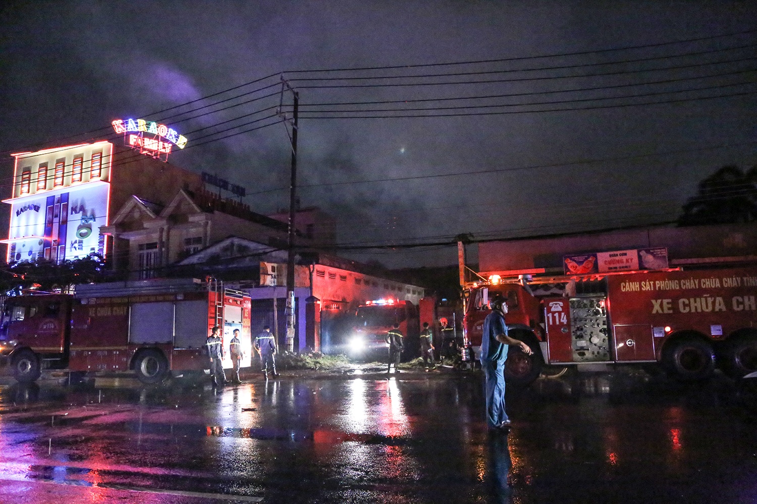Bình Dương: Hàng chục xe cứu hoả dập tắt cháy nhà xưởng giữa cơn mưa