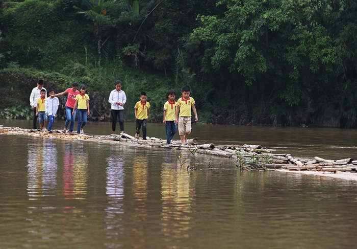 Con đường tre mạo hiểm dài hơn 100 m trên sông ở Lạng Sơn