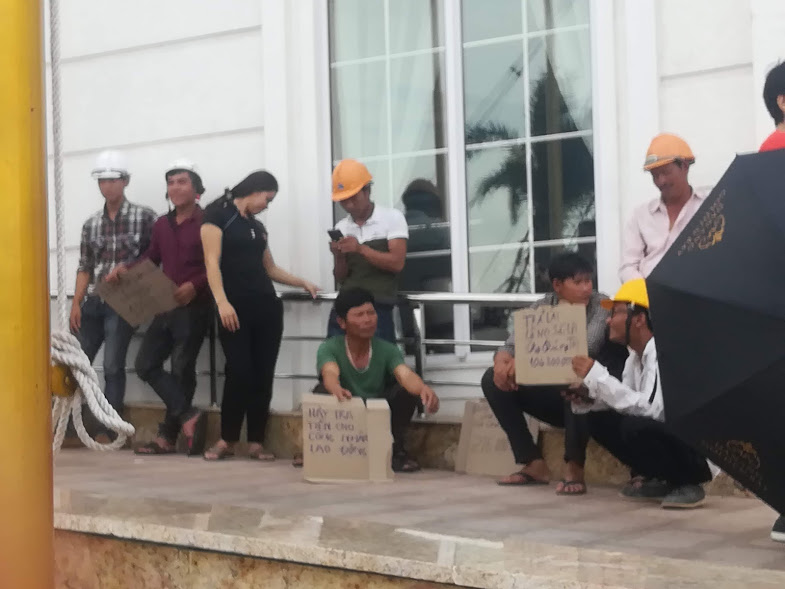TTTM Hòa Bình Green ngừng thi công, hơn 100 công nhân đòi trả lương