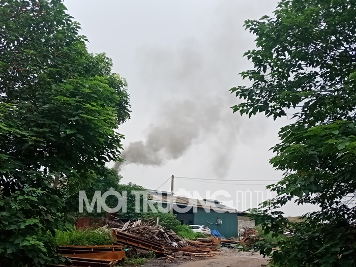 Gia Lâm: Hàng loạt xưởng sản xuất gỗ ép xả khói ra môi trường