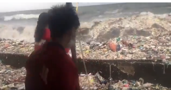 Nóng nhất Philippines: Sóng rác lớn chưa từng thấy ập vào bờ biển