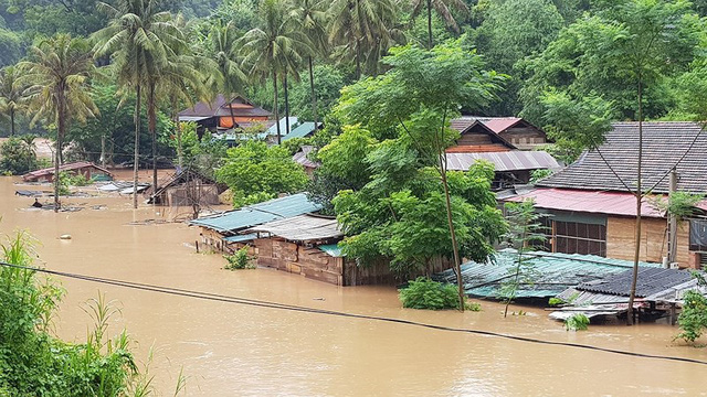Nghệ An: Mưa lũ sau bão, giao thông tê liệt nhiều huyện bị chia cắt