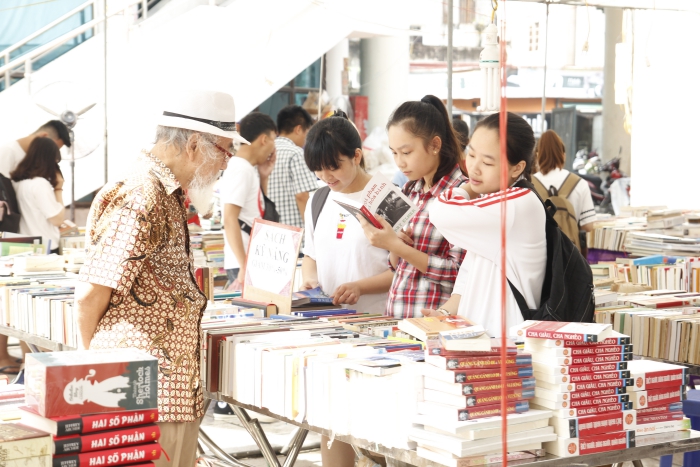 Hội chợ sách cũ Hà Nội: Giá sách chỉ có 39.000 đồng/1kg