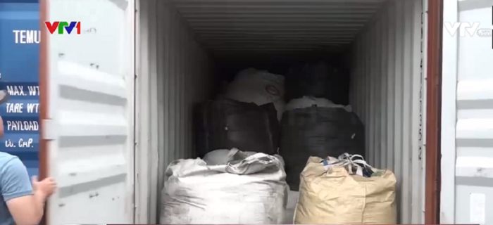 Phát hiện 25 tấn rác thải y tế đội lốt phế liệu nhựa ở cảng Cát Lái