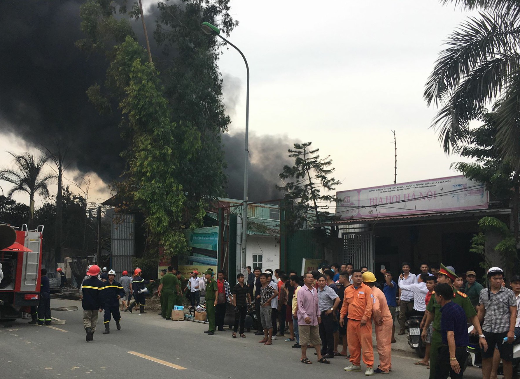 Hà Nội: Đang cháy lớn kho sơn ven Đại lộ Thăng Long