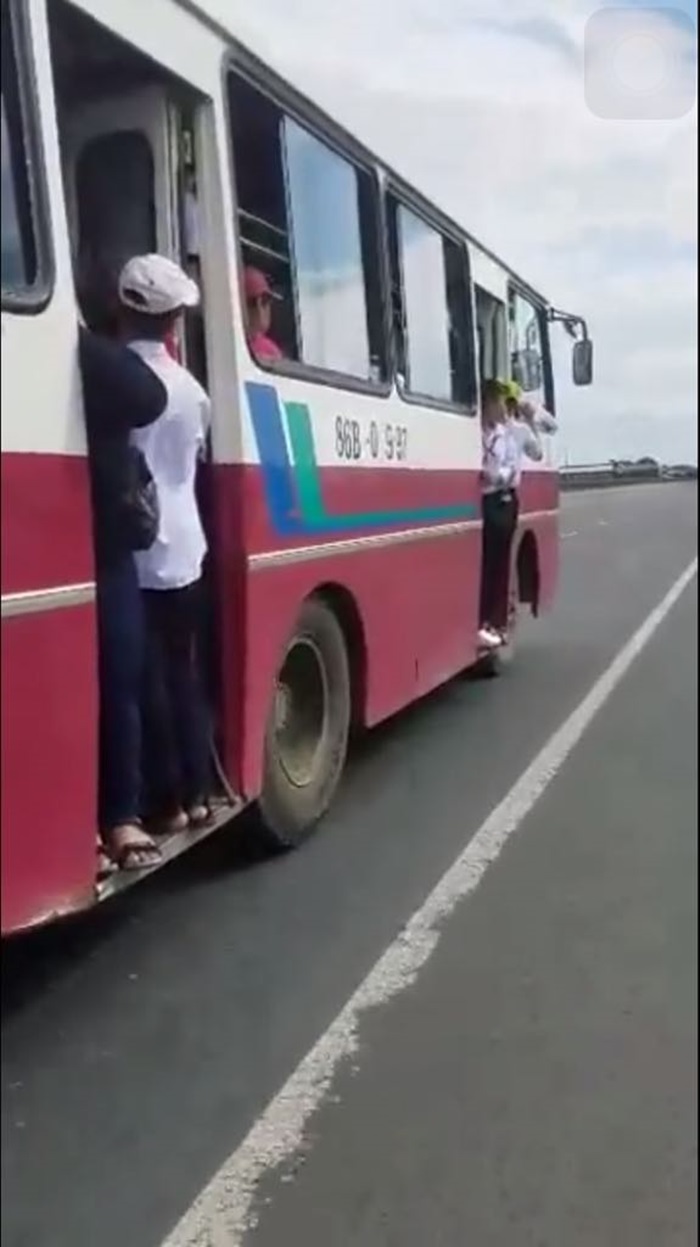 Cảnh cáo tài xế và phụ xe 'nhồi nhét' học sinh tại Bình Thuận