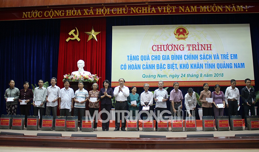 Tặng quà cho gia đình chính sách và trẻ em nghèo ở tỉnh Quảng Nam
