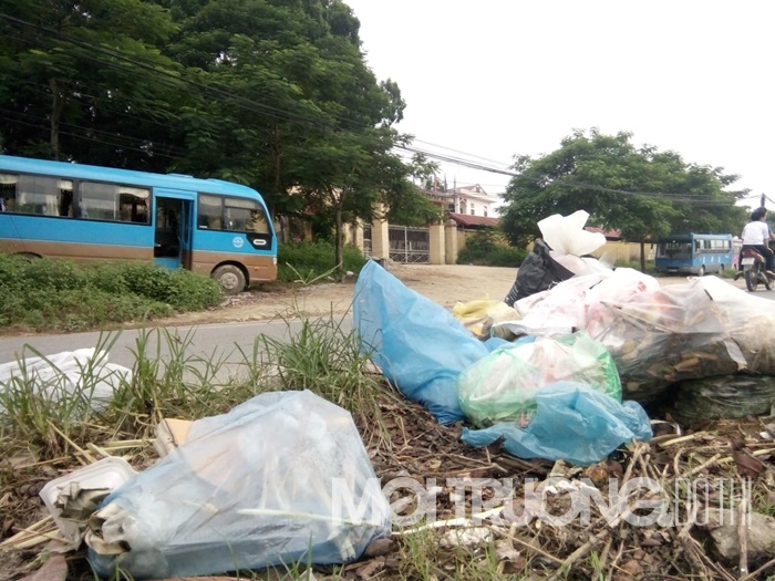 UBND xã Bình Yên sẽ 'dẹp bỏ' rác trước cổng trường học