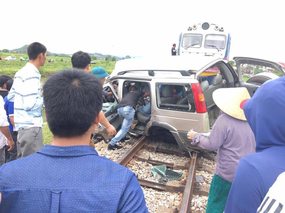 Nghệ An: Ô tô 7 chỗ bị tàu hỏa tông trực diện, 4 người thương vong