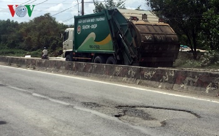 Dân Đa Phước bức xúc vì xe chở rác phá hỏng đường ở TP.HCM
