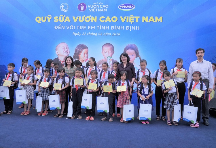 Quỹ sữa Vươn cao Việt Nam trao 64.000 ly sữa cho trẻ em Bình Định