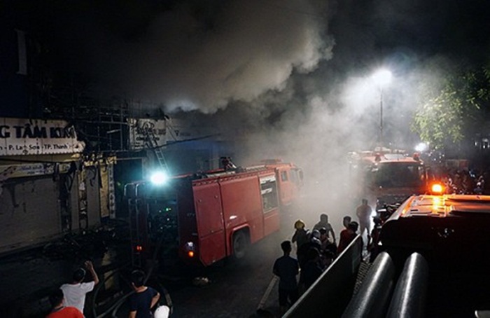 Thanh Hóa: Cháy lớn trong đêm, Giám đốc Công an tỉnh đến hiện trường