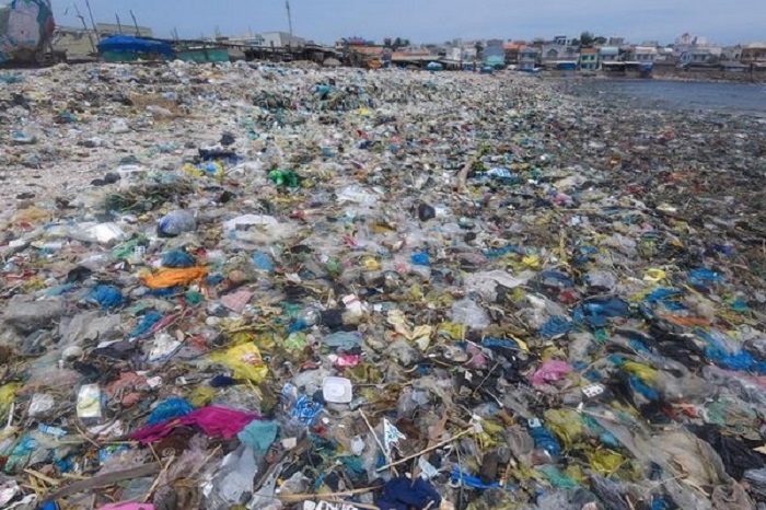Sốc với 'biển rác' kéo dài cả cây số ở Bình Thuận