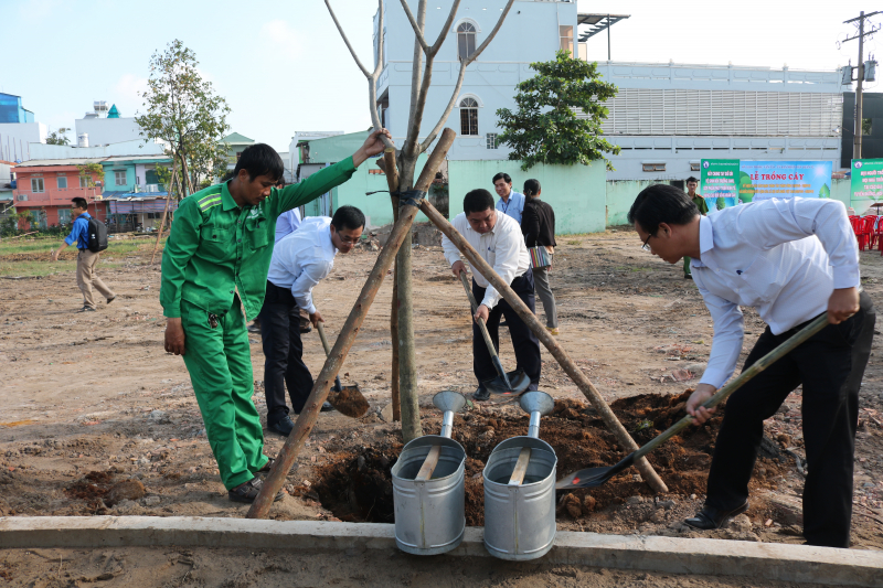 Sở GTVT TP.HCM trồng 100 cây xanh dịp lễ Quốc khánh 2/9