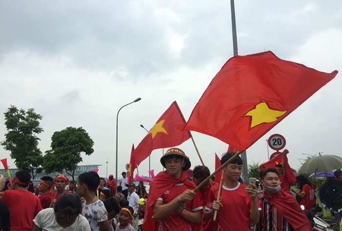 Hàng nghìn CĐV đánh trống, vẫy cờ chào đón Olympic Việt Nam