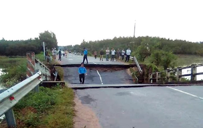 Sập cầu ở Bình Thuận, một huyện bị cô lập
