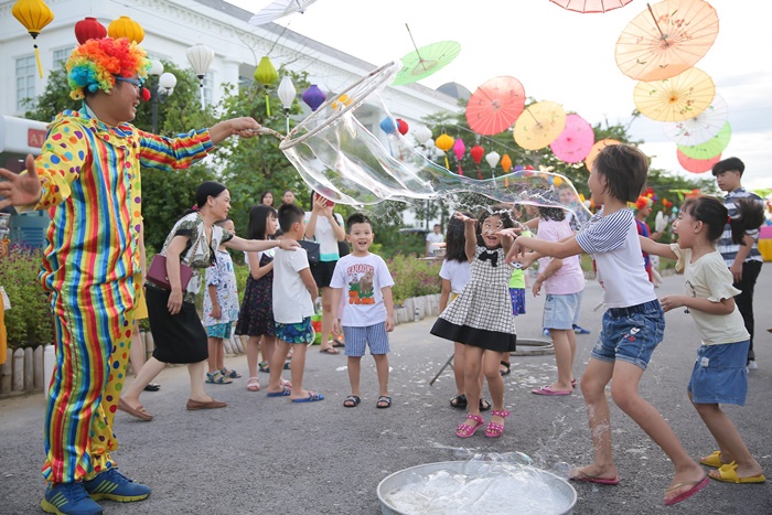 Hàng nghìn du khách đến phố đi bộ FLC Sầm Sơn trong dịp nghỉ lễ 2/9