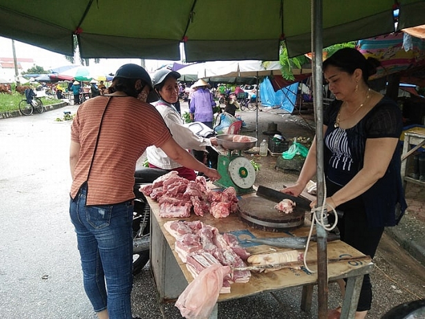 Giá thịt lợn và rau xanh 'ùn ùn' tăng giá sau mưa bão