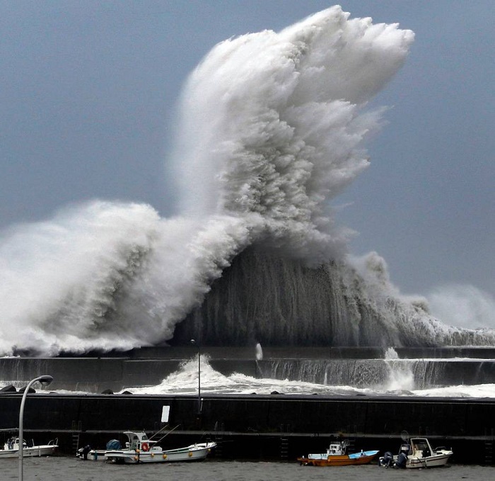 Nhật Bản tan hoang sau cơn bão mạnh nhất 25 năm đổ bộ
