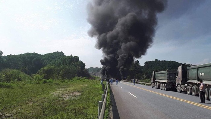 Xe bồn chở xăng bốc cháy dữ dội trên cao tốc Nội Bài - Lào Cai