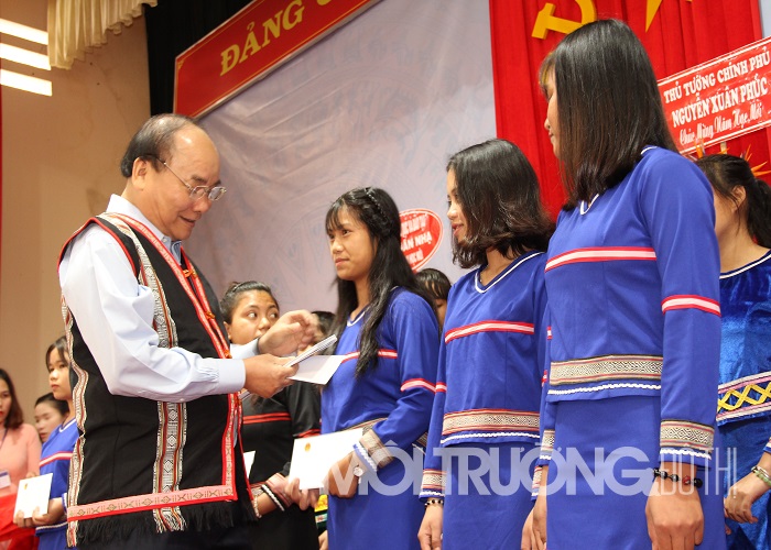 Thủ tướng Nguyễn Xuân Phúc dự lễ khai giảng tại Kon Tum