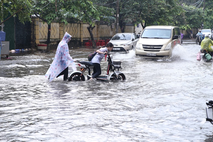 Hà Nội: Cứ mưa là ngập