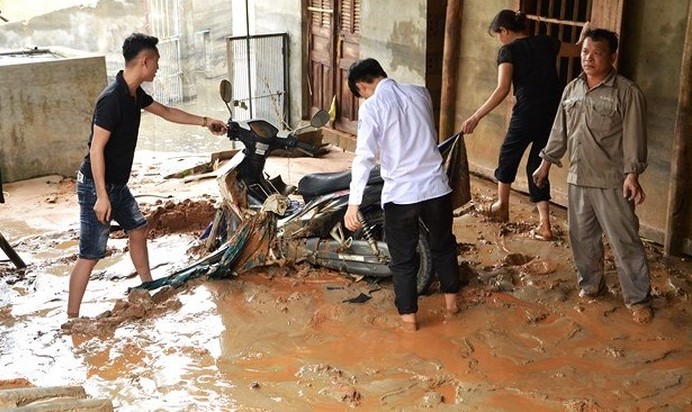 Bộ TNMT lấy mẫu phân tích vụ nhà máy vỡ đập chứa thải ở Lào Cai