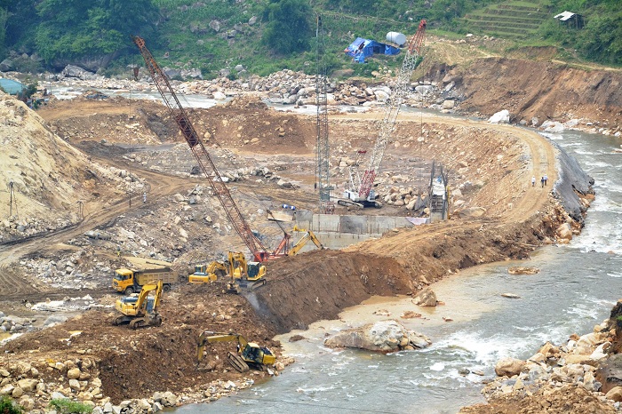 Đổ 10.000m3 bê tông xuống suối: Công ty Việt Long chỉ bị… phê bình?!