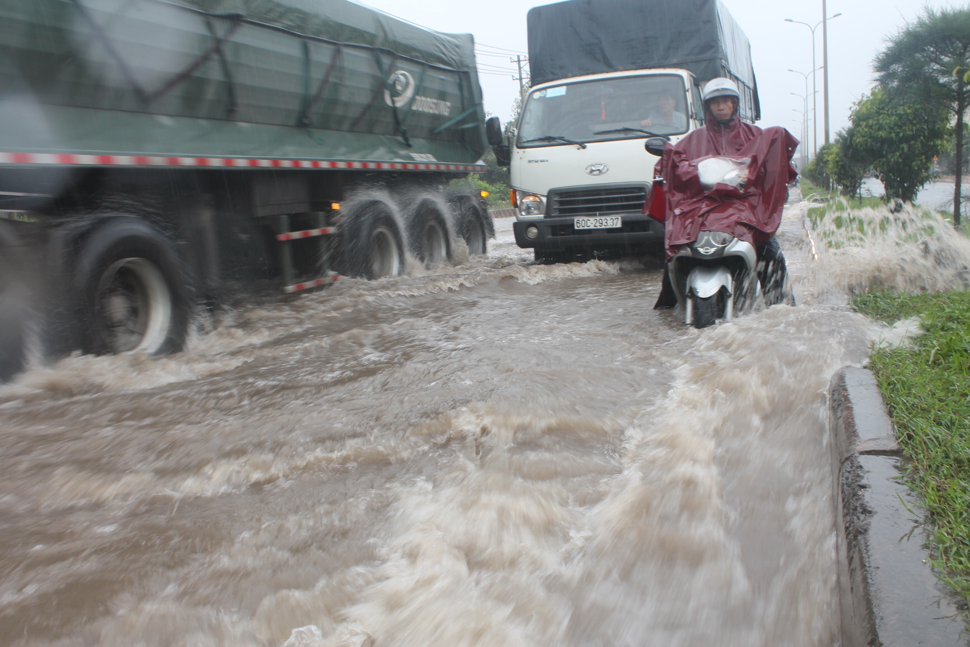 TP.Biên Hòa: Đường ngập liên tục gây ùn tắc nghiêm trọng