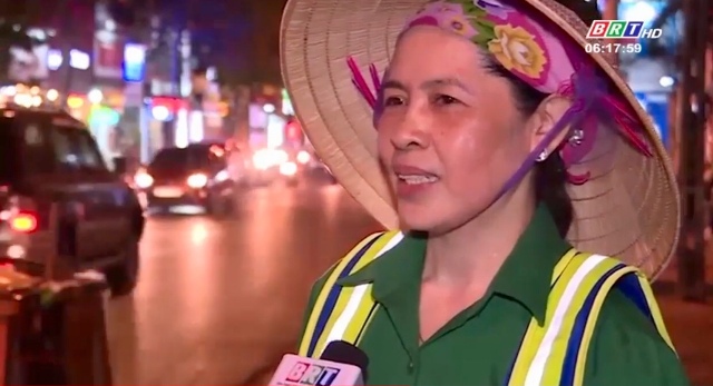 Công nhân VSMT Phạm Thị Vân: Chỉ tan ca khi đường đã sạch rác