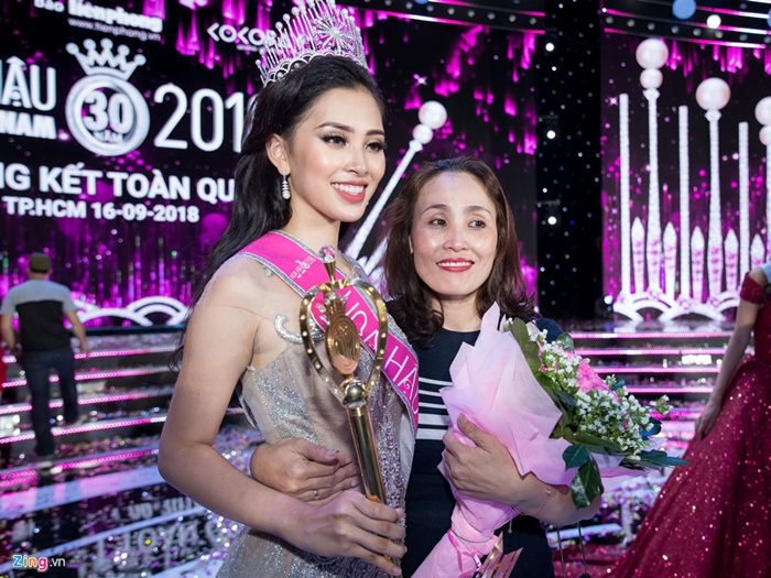 Hoa hậu 18 tuổi Trần Tiểu Vy ôm mẹ khóc sau khi đăng quang