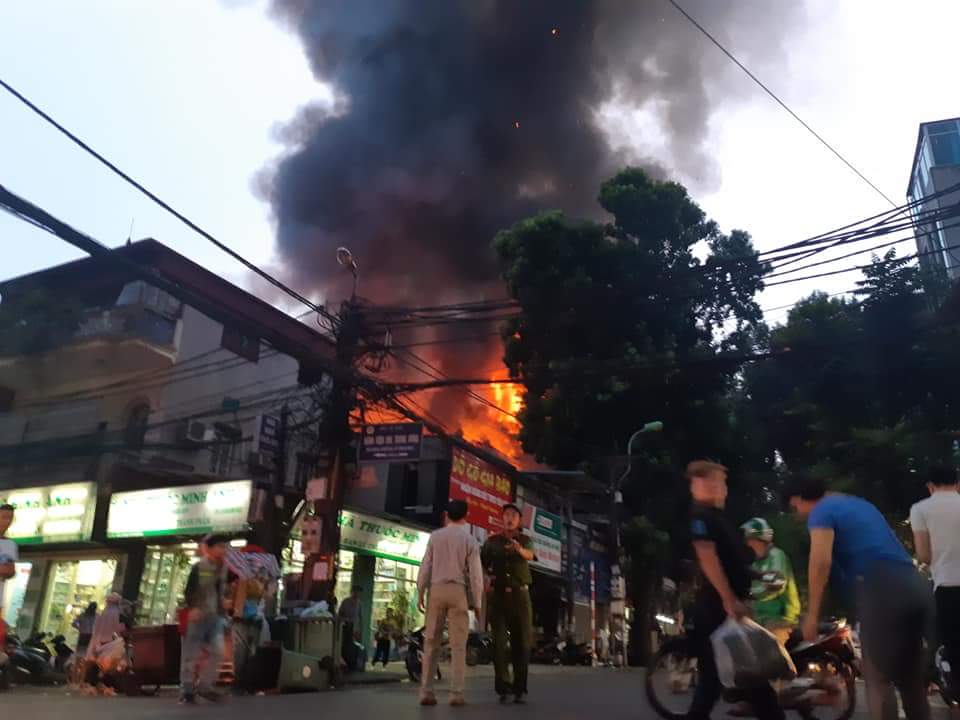 Nóng: Gần chục ngôi nhà bốc cháy trên đường Đê La Thành