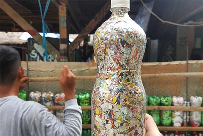 Làm gạch sinh thái từ chai nhựa bỏ đi