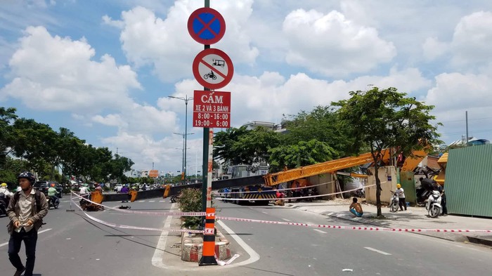 TP.HCM: Cần cẩu ngã chắn ngang đại lộ ở Sài Gòn