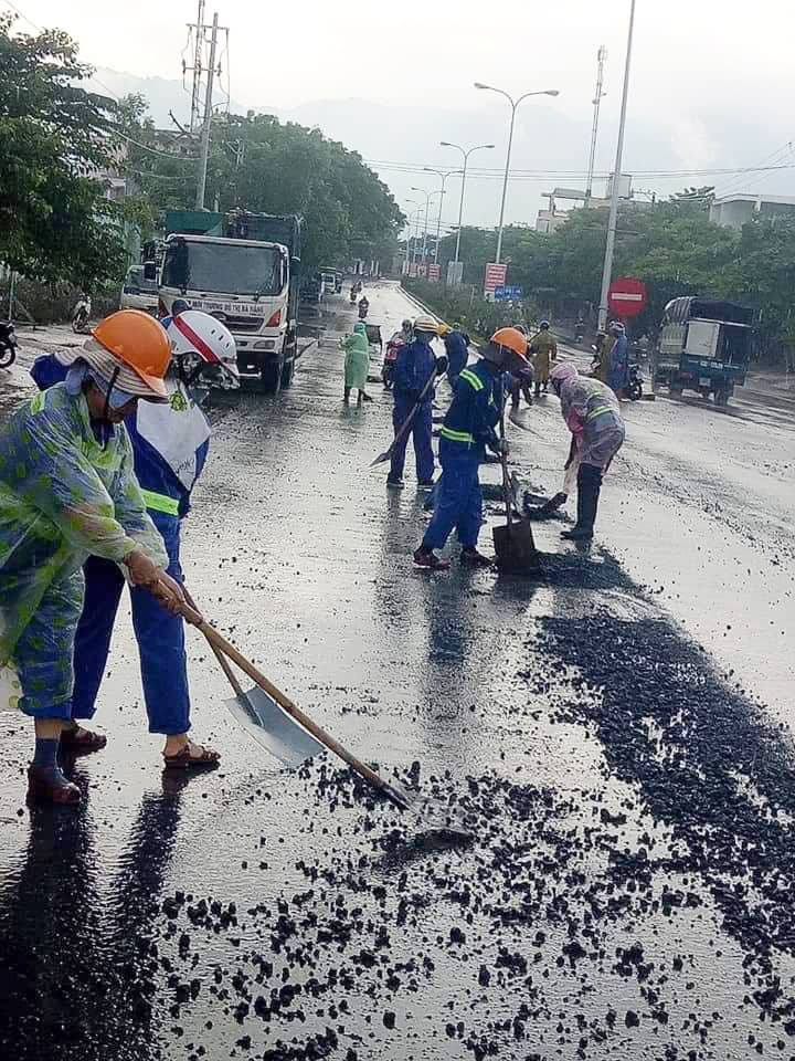 Đà Nẵng: Truy tìm thủ phạm làm rơi hàng tấn clinker xuống đường