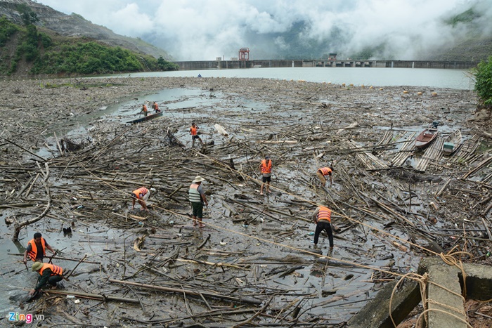 Lũ lịch sử 50 năm đưa hàng nghìn tấn gỗ về hồ thủy điện Bản Vẽ