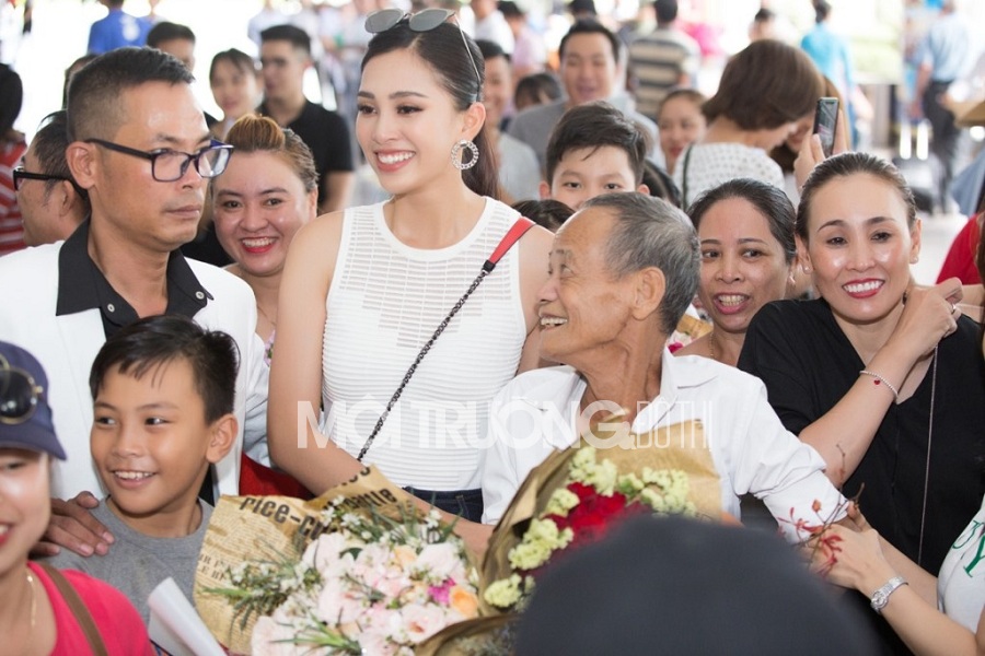 Hàng trăm người chào đón hoa hậu Trần Tiểu Vy về thăm quê