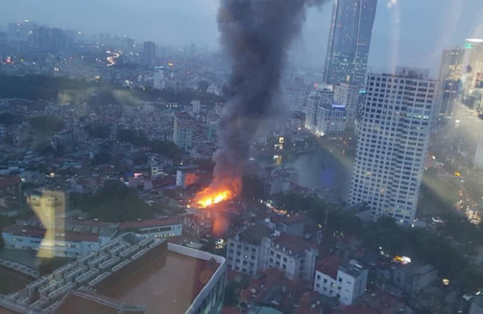 Hà Nội: Đưa 2 thi thể trong vụ cháy gần Viện Nhi ra ngoài