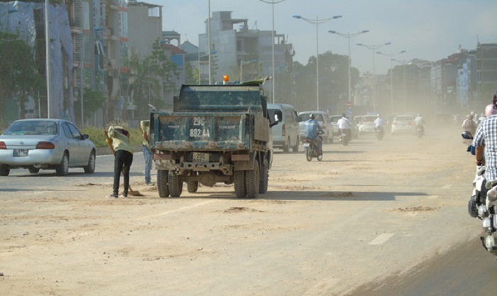 Công an quận Tây Hồ xử lý xe gây bụi bẩn trên đường Võ Chí Công