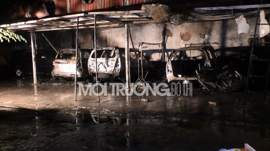 Đà Nẵng: Cháy dữ dội tại gara trong đêm, nhiều ô tô bị thiêu rụi