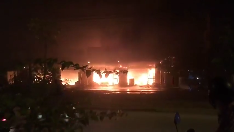 Cháy lớn ở Hoài Đức - Hà Nội, 'bà hỏa' thiêu rụi 10 kiot bán hàng