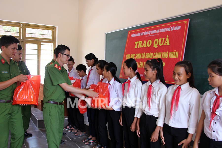 Đà Nẵng: Phòng Cảnh sát hình sự tặng quà cho học sinh miền núi