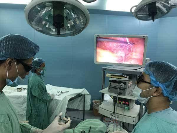 Huế: Nữ bệnh nhân được mổ nội soi 3D treo tử cung