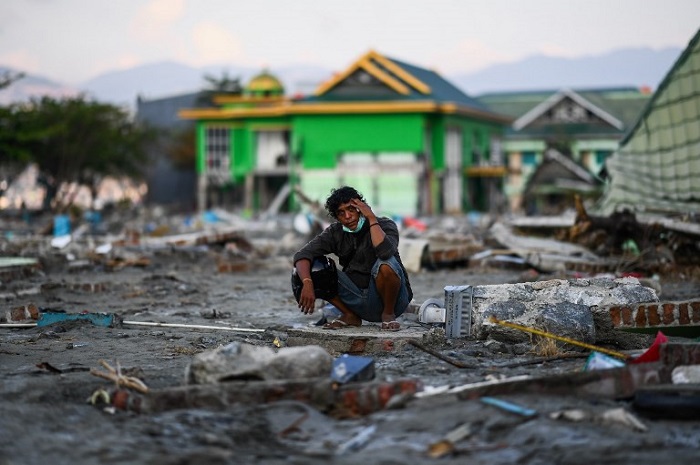 Động đất ở Indonesia: Người chết tăng người sống bới rác tìm thức ăn