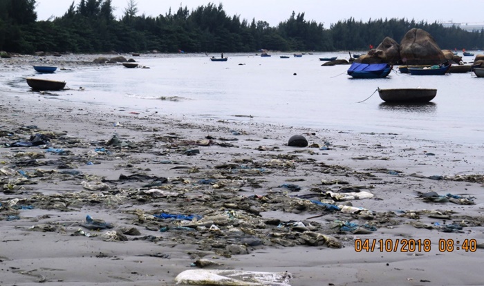 Quảng Ngãi: Rác thải ngập ngụa vịnh Dung Quất