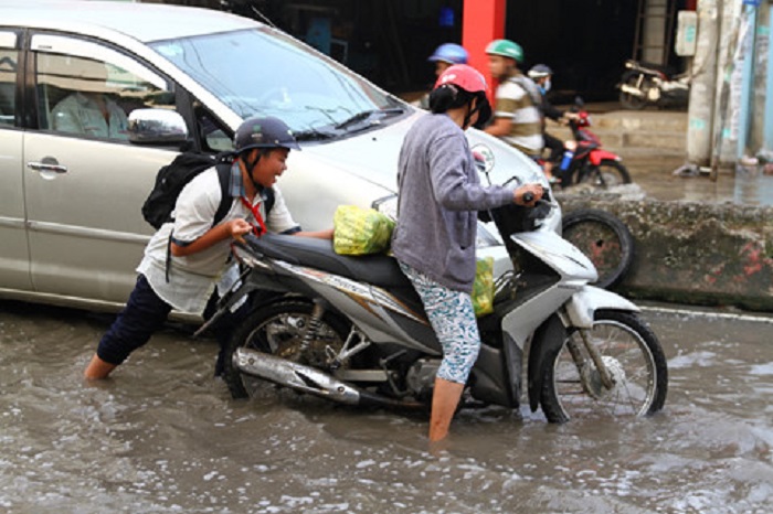 Triều cường dâng cao người Sài Gòn lao đao trong biển nước