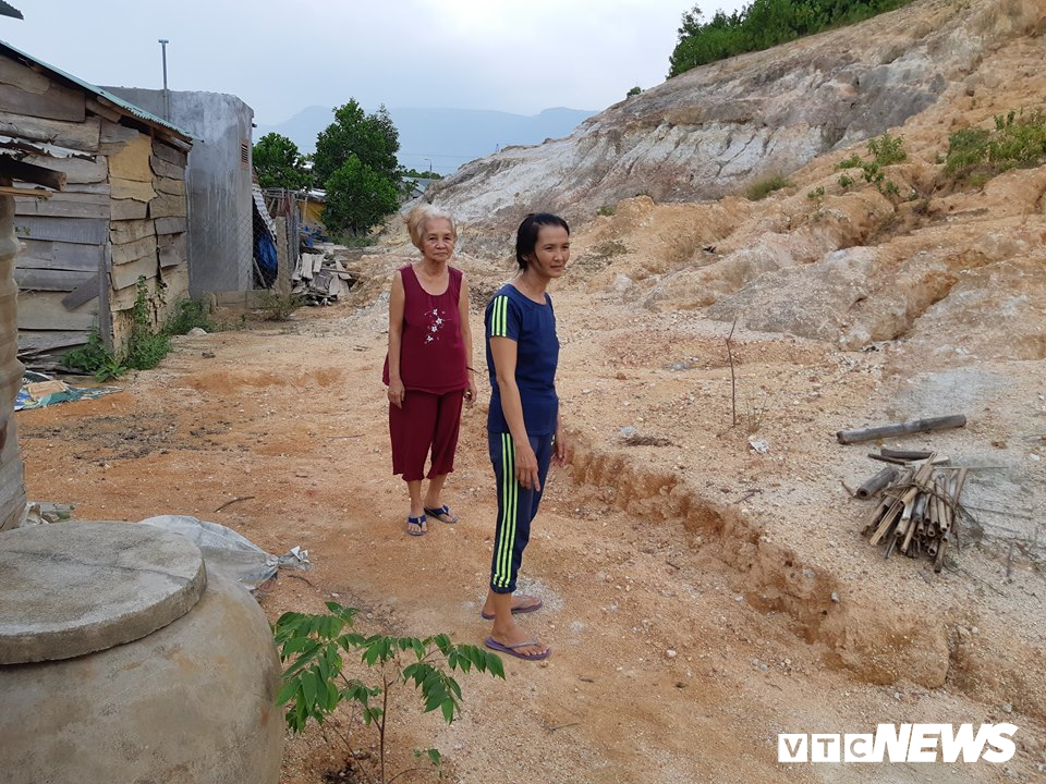 Sạt lở núi, dân tháo chạy khỏi khu tái định cư ở Quảng Nam