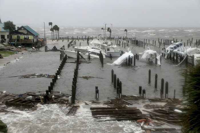 Siêu bão hủy diệt bổ độ, bờ biển Mỹ tan hoang sau bão