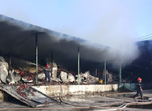 Cháy lớn, thiêu rụi kho chứa hơn 260 tấn thanh long ở Bình Thuận